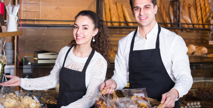 Bäckereiverkäufer bei der Arbeit in der Filiale