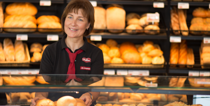 Verkäuferin an der Theke bei der Bäckerei Bubner in Doberlug-Kirchhain