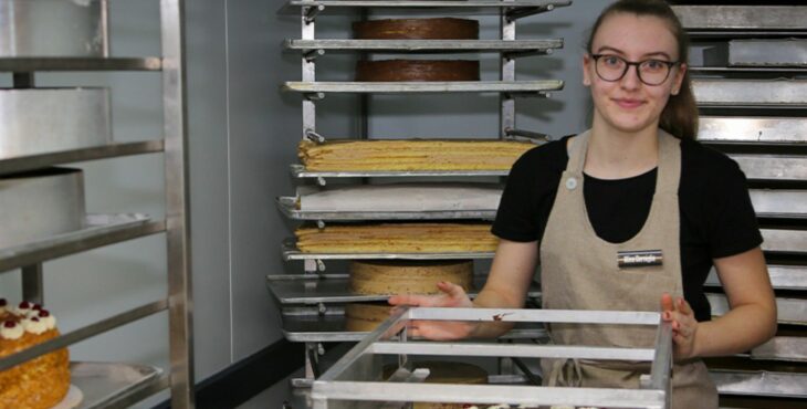 Konditorin bei der Bäckerei Rothe