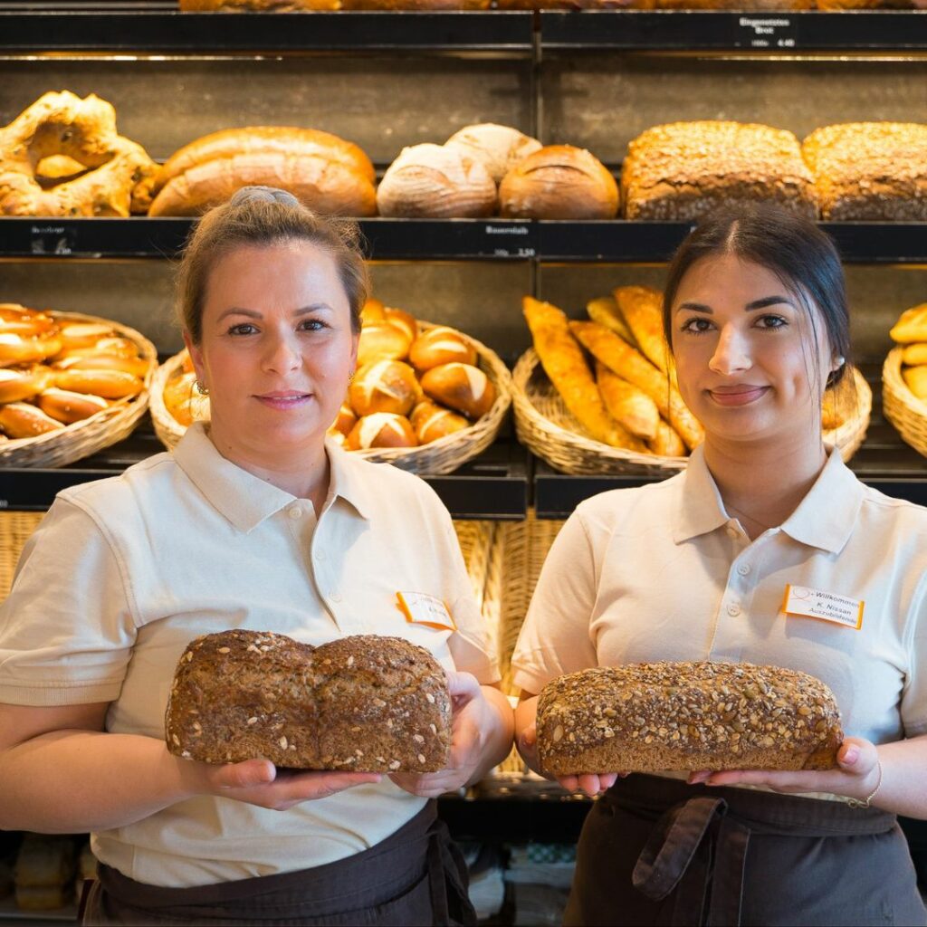 Verkäuferinnen bei der Bäckerei Kauderer in Heiningen (1080 × 1080 px)