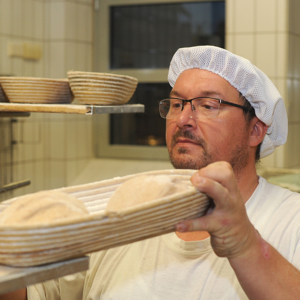 Bäcker bei der Bäckerei Konditorei Nestel in Oberstenfeld