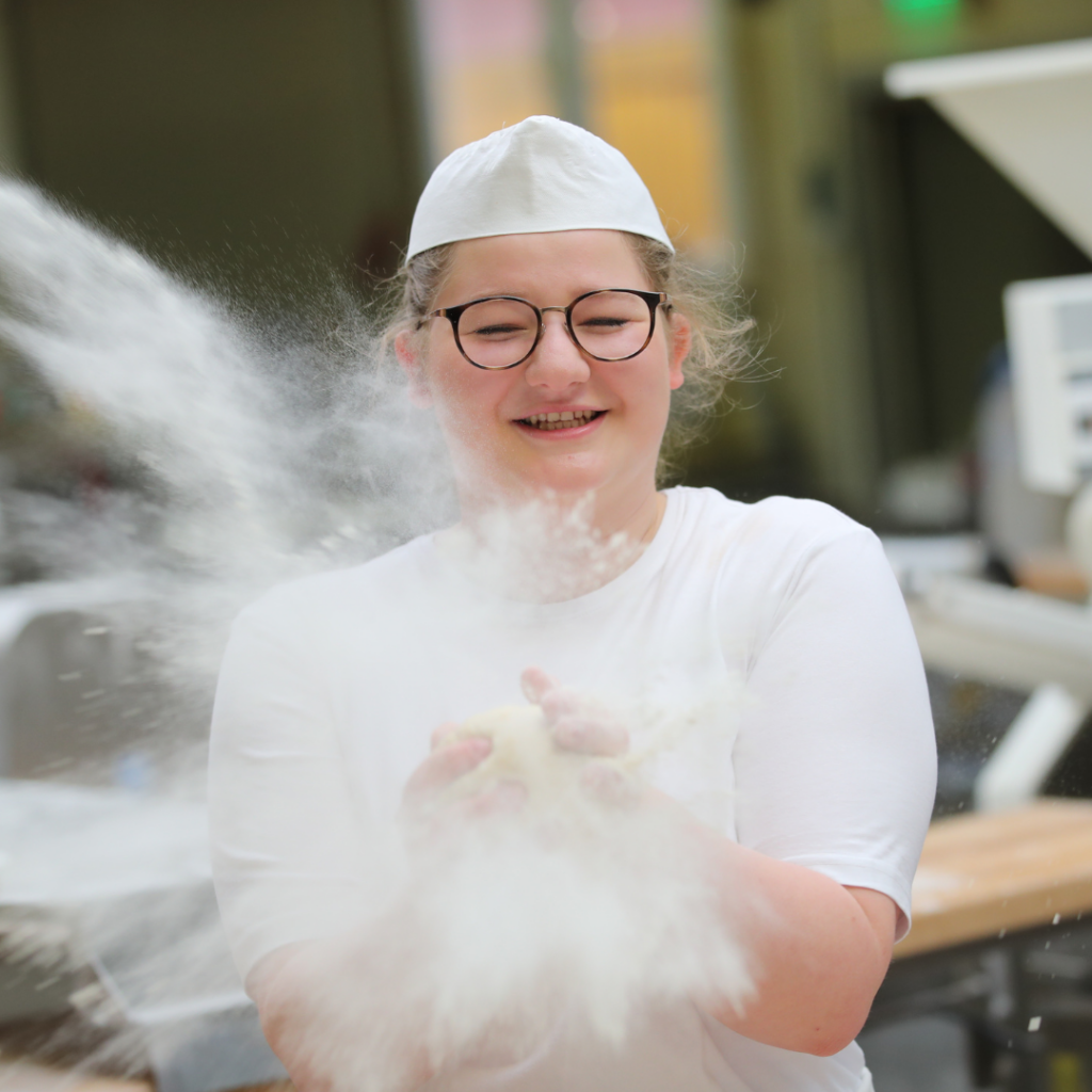 Bäckerin bei der Heidebäckerei Rehbock aus Neustadt am Rübenberge