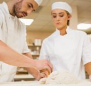 Azubis für die Bäckerei finden und fördern: So begeistern Sie die nächste Generation