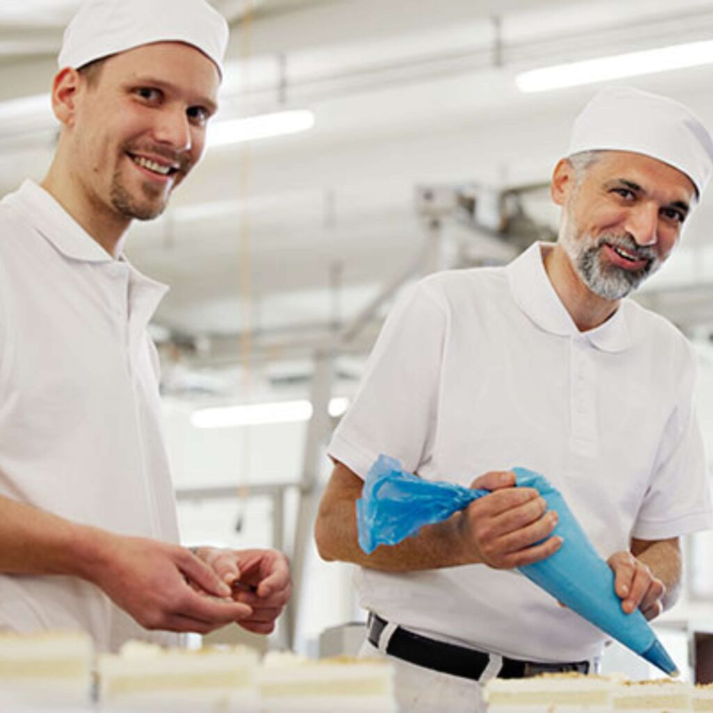 Zwei Konditoren in der Backstube in Benken