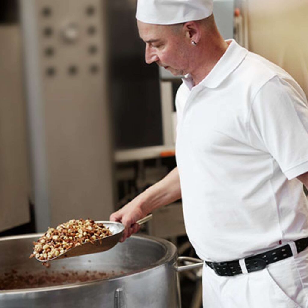 Ein Bäcker in der Backstube in Benken 