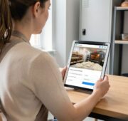 Eine Bäckerei Fachverkäuferin schaut sich in einem Pausenraum eine Schulung über ein E-Learning System an.