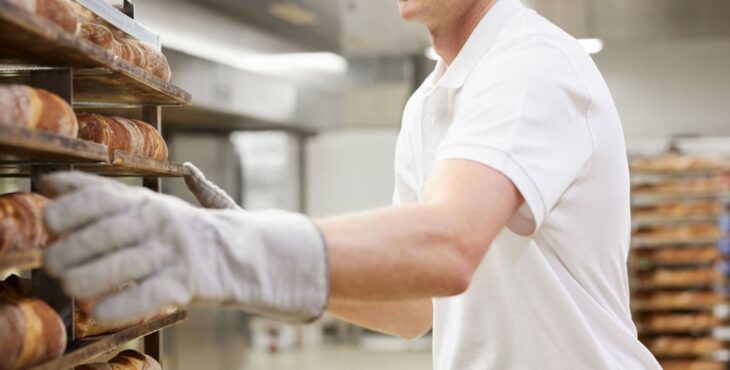 Bäcker in der Backstube in Benken